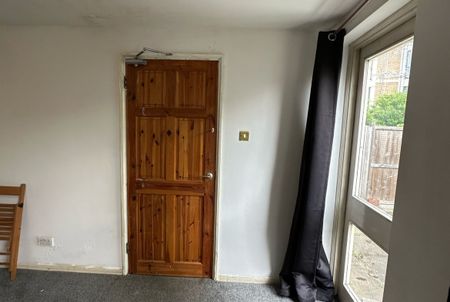 A luxury house Available at Burgos Grove SE10 8LL London - Photo 5