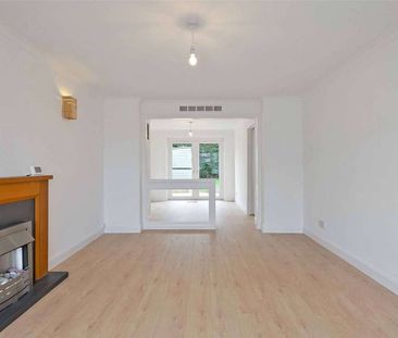 Detached four bedroom family home in Holyport with private garden a... - Photo 4