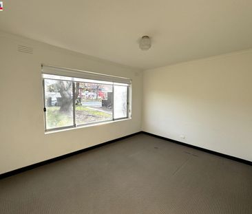 Charming Two Bedroom Apartment in the Heart of Essendon - Photo 4