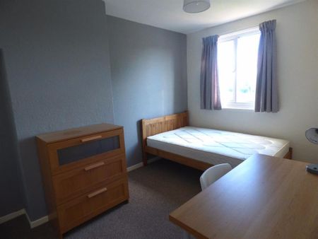 4 bedroom semi-detached house to rent - Photo 2