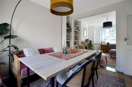 An unfurnished three bedroom semi detached home, in a highly sought after area of Cambridge. Close to local amenities such as a convenience store, Addenbrookes Hospital and within easy reach of the city centre. - Photo 5