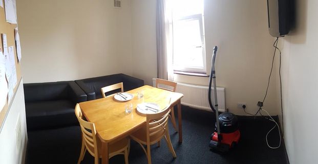 4 bedroom flat to rent - Photo 1