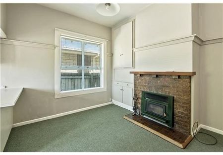 Large Character Four Bedroom Home – Ideal for Students. - Photo 5