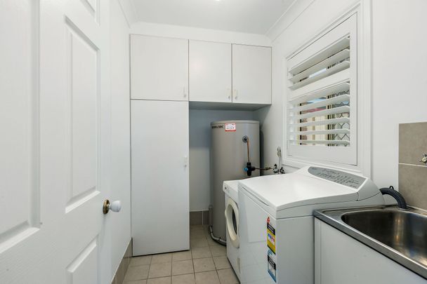 Large Single Level Villa! - Photo 1