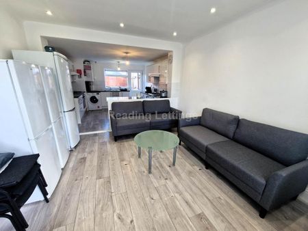 8 bedroom semi-detached house to rent - Photo 2