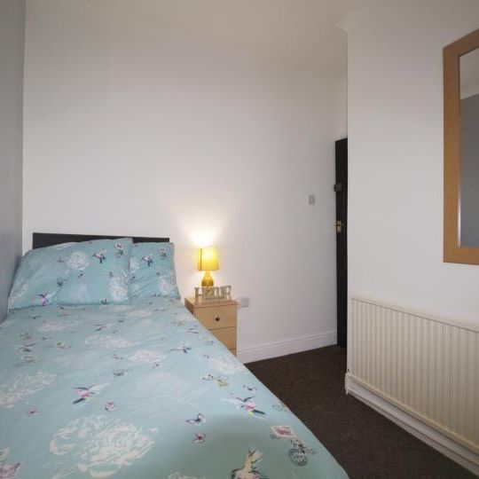 1 bedroom in a house share to rent - Photo 1