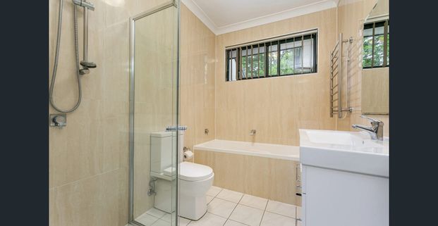 Spacious 3-Bedroom Apartment with Double Parking in Prime Willoughby Location - Photo 1