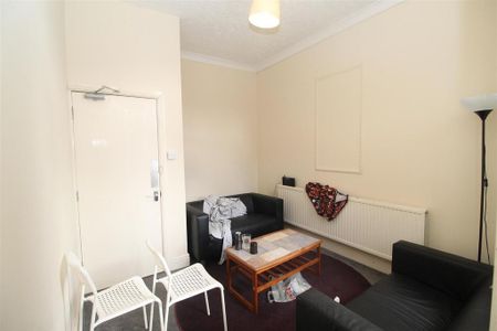 4 bedroom flat to rent - Photo 2