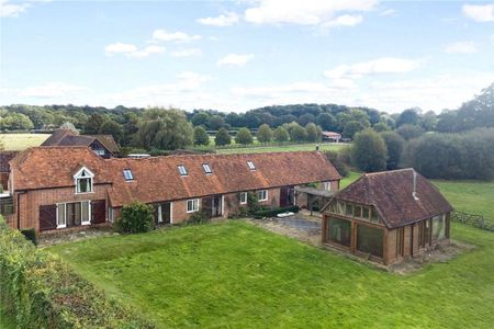 Stylish barn conversion with characterful living area . Set in an idyllic setting with a detached studio/home office. - Photo 2