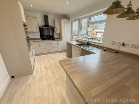 St Georges Drive, Carpenders Park, WD19 - Photo 3