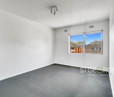 Perfectly Positioned 2-bedroom Apartment - Photo 4