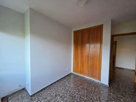 Spectacular Apartment for Rent in Malilla with Parking Space Included - Photo 3