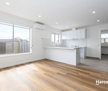 Modern 1-Bedroom Living with Outdoor Space - Photo 1