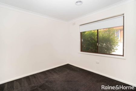 SPACIOUS & UPDATED FAMILY HOME IN PRIME CENTRAL LOCATION - Photo 2