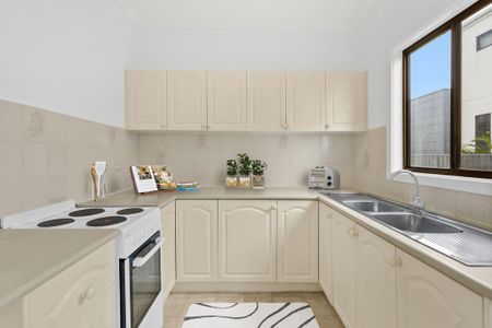 Great sought after location, large block and natural Sunlight filled home - inner city living - 612m2 - Photo 4