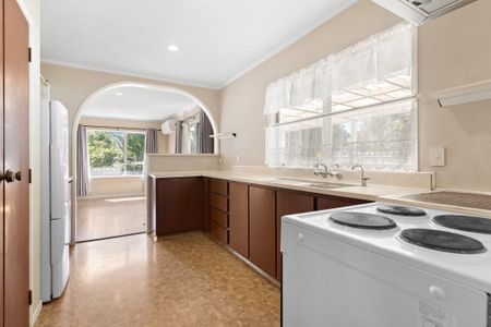 Spacious Family Home with Garage - Unbeatable Location - Photo 4