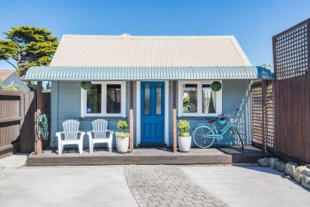 Sunny, BEACH FRONT cottage, 1 bedroom, Cats ok - Photo 2