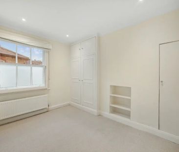 3 bedroom flat in London - Photo 3