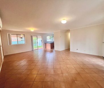 Neat and tidy 3 bedroom home with Split system air conditioning! - Photo 2