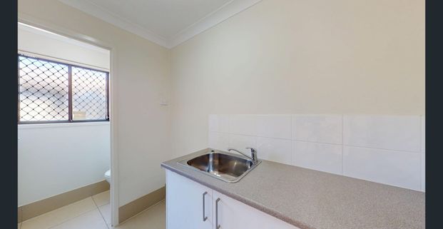 Modern Townhouse in a Highly Convenient Sunnybank Hills Location - Photo 1