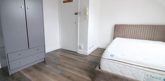 Hanger Lane, London - Photo 2