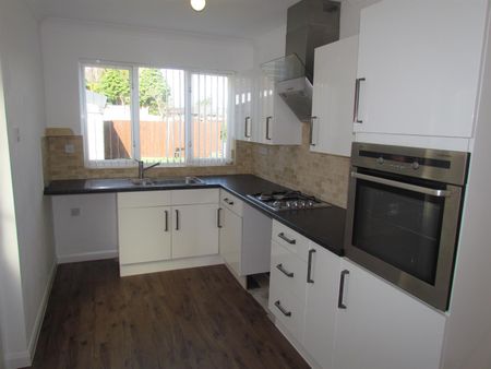 3 Bed House - Semi-Detached - Photo 4