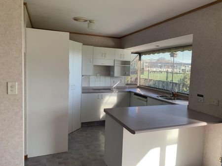 3 bedroom home in Redwoodtown - Photo 4