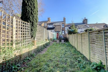 2 bedroom mid terraced house to rent, - Photo 2