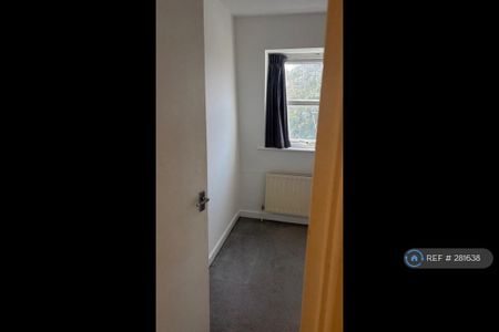2 bedroom maisonette to rent - Photo 2