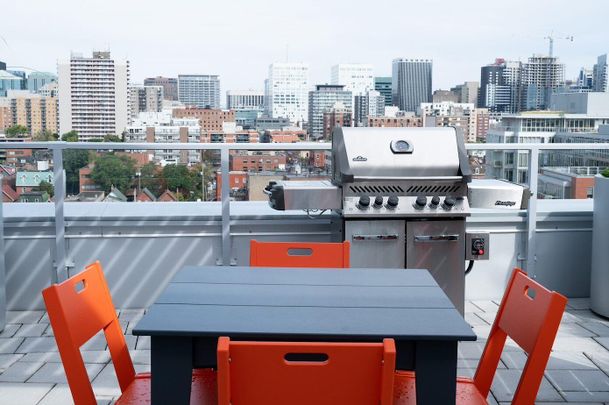 Centretown mid-rise modern apartment building. - Photo 1