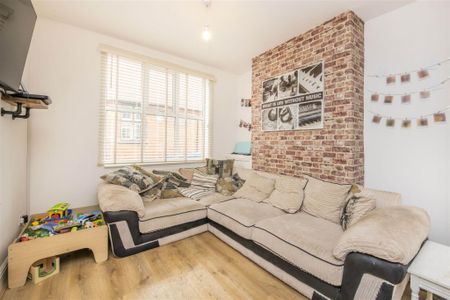 3 bed House - Mid Terrace To Let - Photo 2