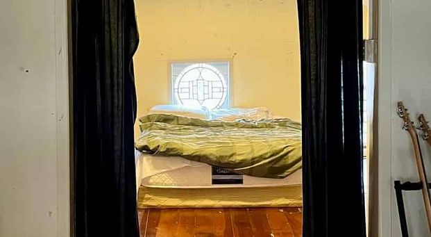 Spacious flat in Newtown - Photo 1