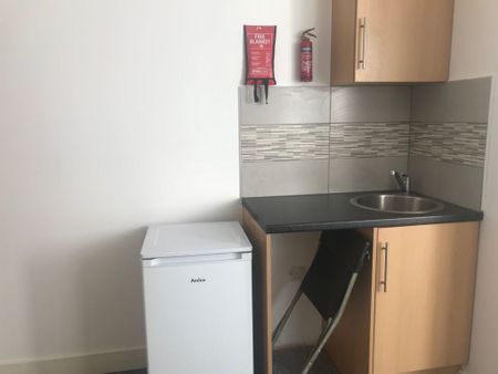 Studio Flat, High Road, IG1 - Photo 4