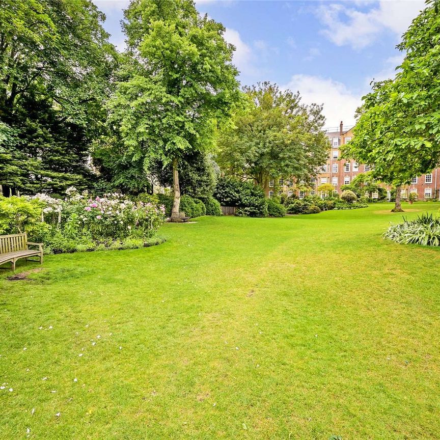 A bright and well-proportioned four double bedroom apartment, situated on the fourth floor (with lift) of this popular block in SW5. Benefitting from access to communal gardens and a porter - Photo 1