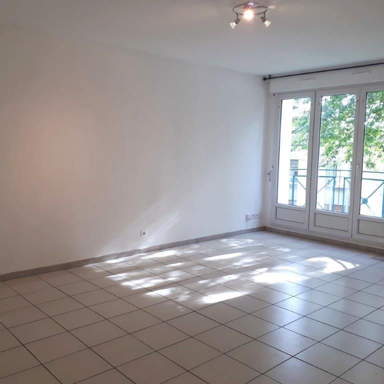 AMIENS, studio proche centre ville avec emplacement de parking en sous-sol - Photo 1