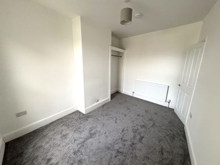 A Newly modernised Three-Bedroom Terraced home - Photo 4