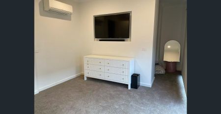 Stylish & Spacious Townhouse in Port Melbourne - Photo 4