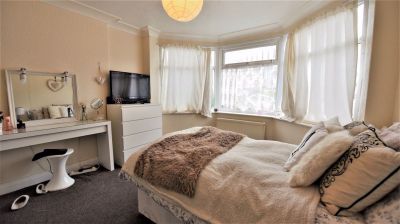 3 bedroom House in Buckingham Avenue, Leeds - Photo 4