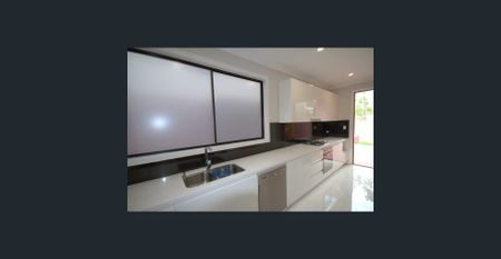 Modern 3 Bedroom Residence with Double Garage and Courtyard - Photo 3