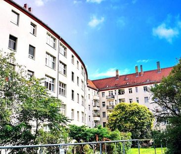 Erstbezug nach Komplettsanierung: Helle 2-Raumwohnung mit Wintergar... - Photo 2