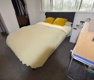 3 bedroom House in Iveson Drive, Leeds - Photo 4