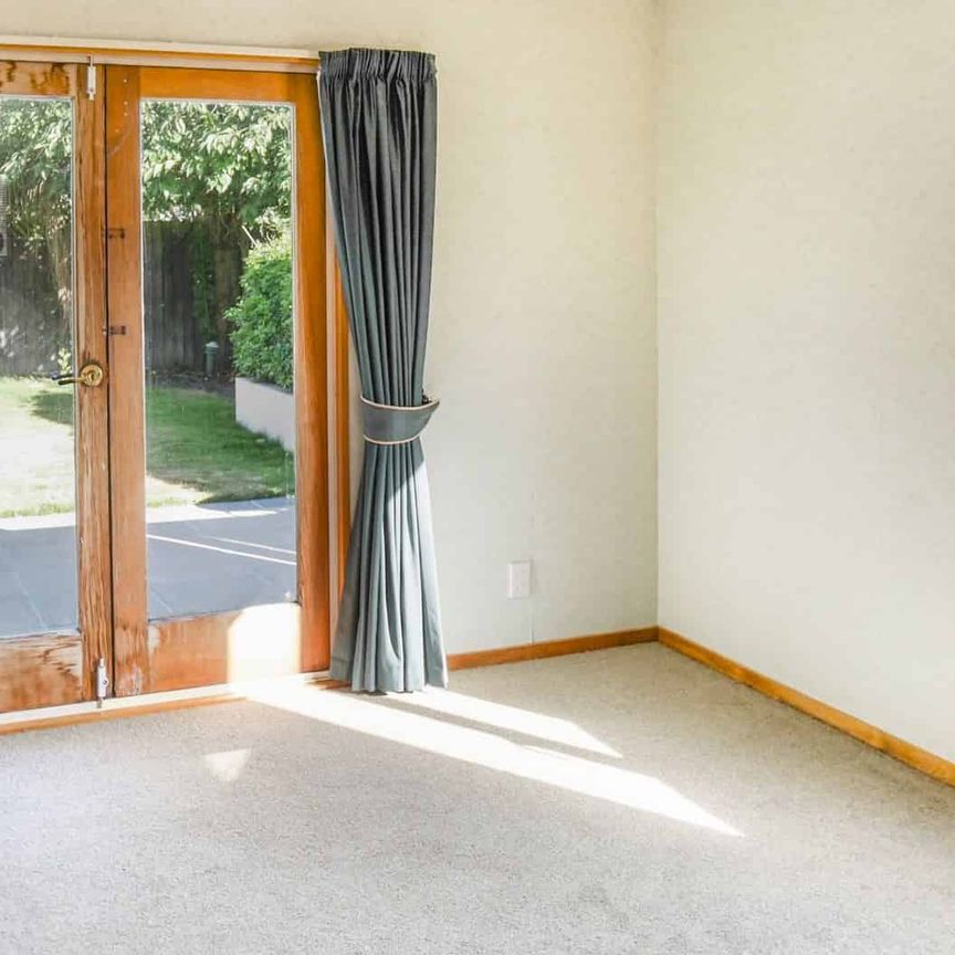 AVONHEAD - LARGE 3 BEDROOM HOUSE WITH SEPARATE STUDY, 2 X BATHROOMS - Photo 1