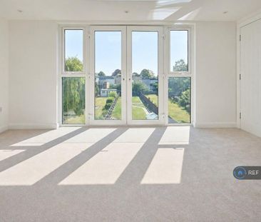 4 bedroom semi-detached house to rent - Photo 2