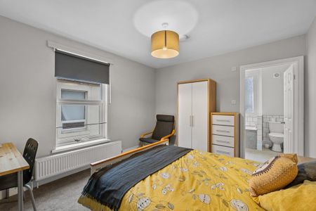 1 bedroom in a house share to rent - Photo 2