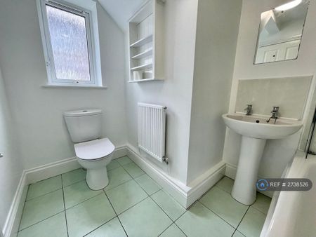 2 bedroom flat to rent - Photo 4