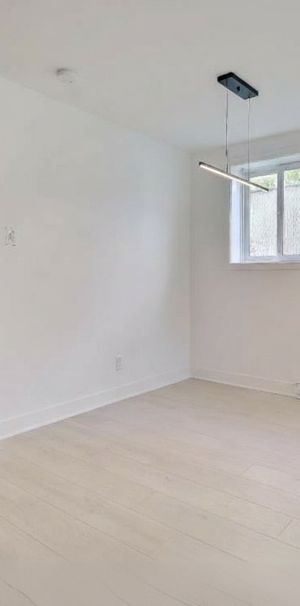 À LOUER Grand 4 1/2 Rénové à Neuf - Photo 1