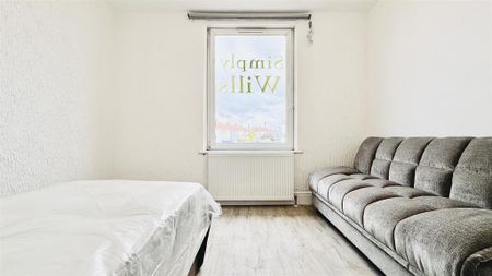3 bedroom apartment to rent - Photo 2