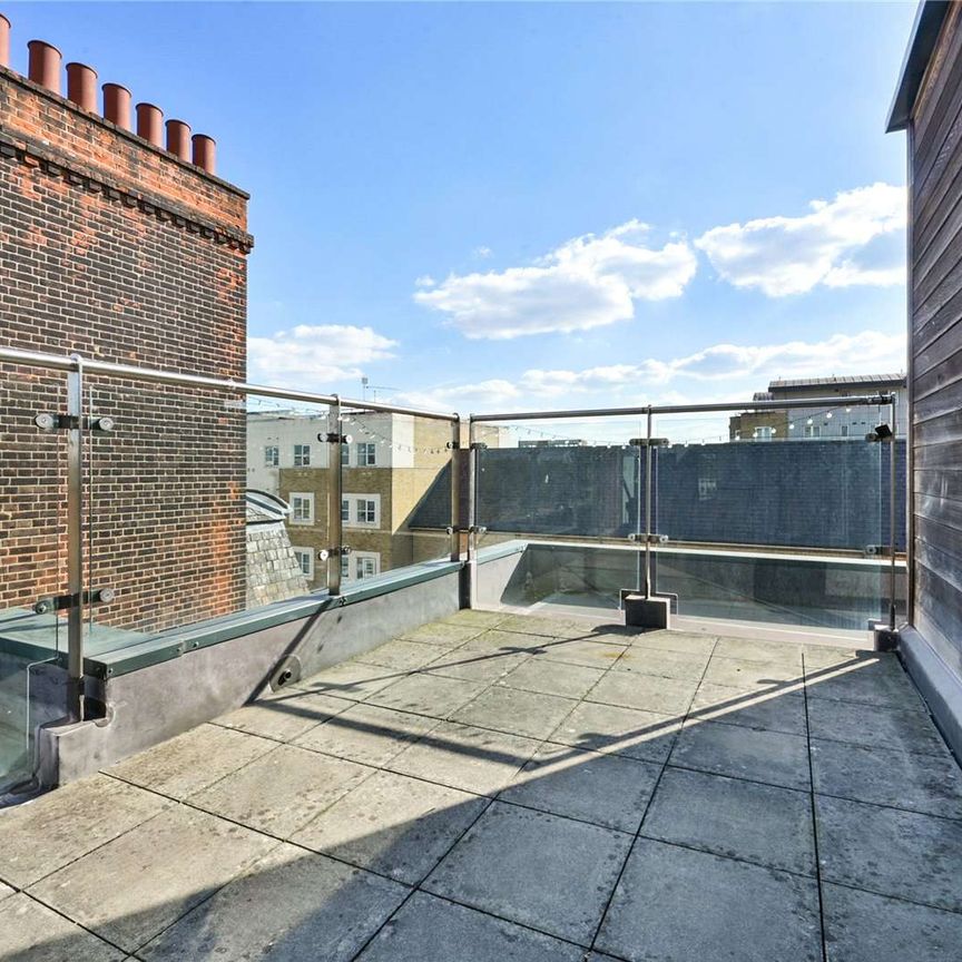 Ideally situated on the southern tip of the Isle of Dogs, this neutrally presented two bedroom flat offers naturally light and generous living space. - Photo 1