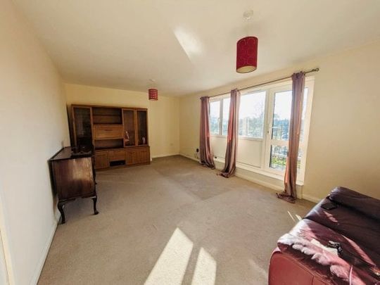 Langley Green 3 bedroom flat to rent - Photo 1