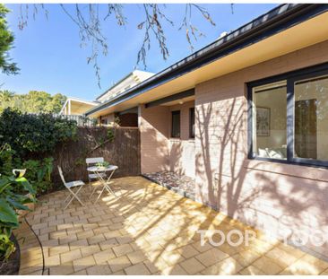 Spacious courtyard home - Photo 4